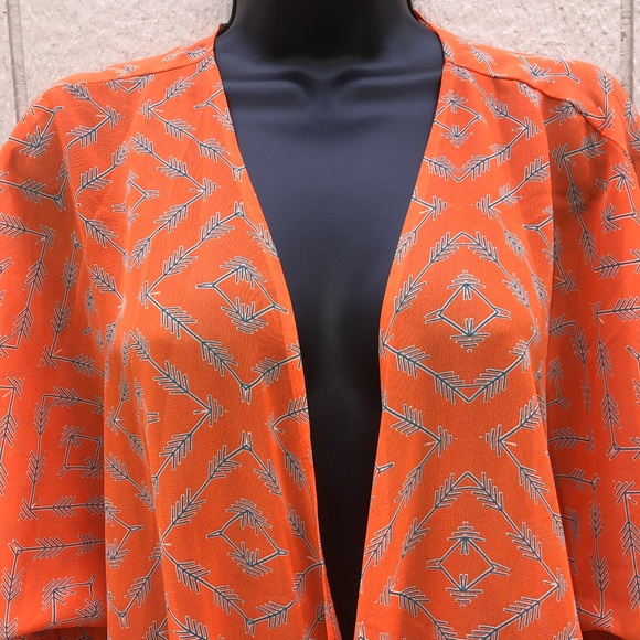 ❄️3/$18❄️ LulaRoe | Lindsay Arrow Kimono | M - Picture 3 of 8